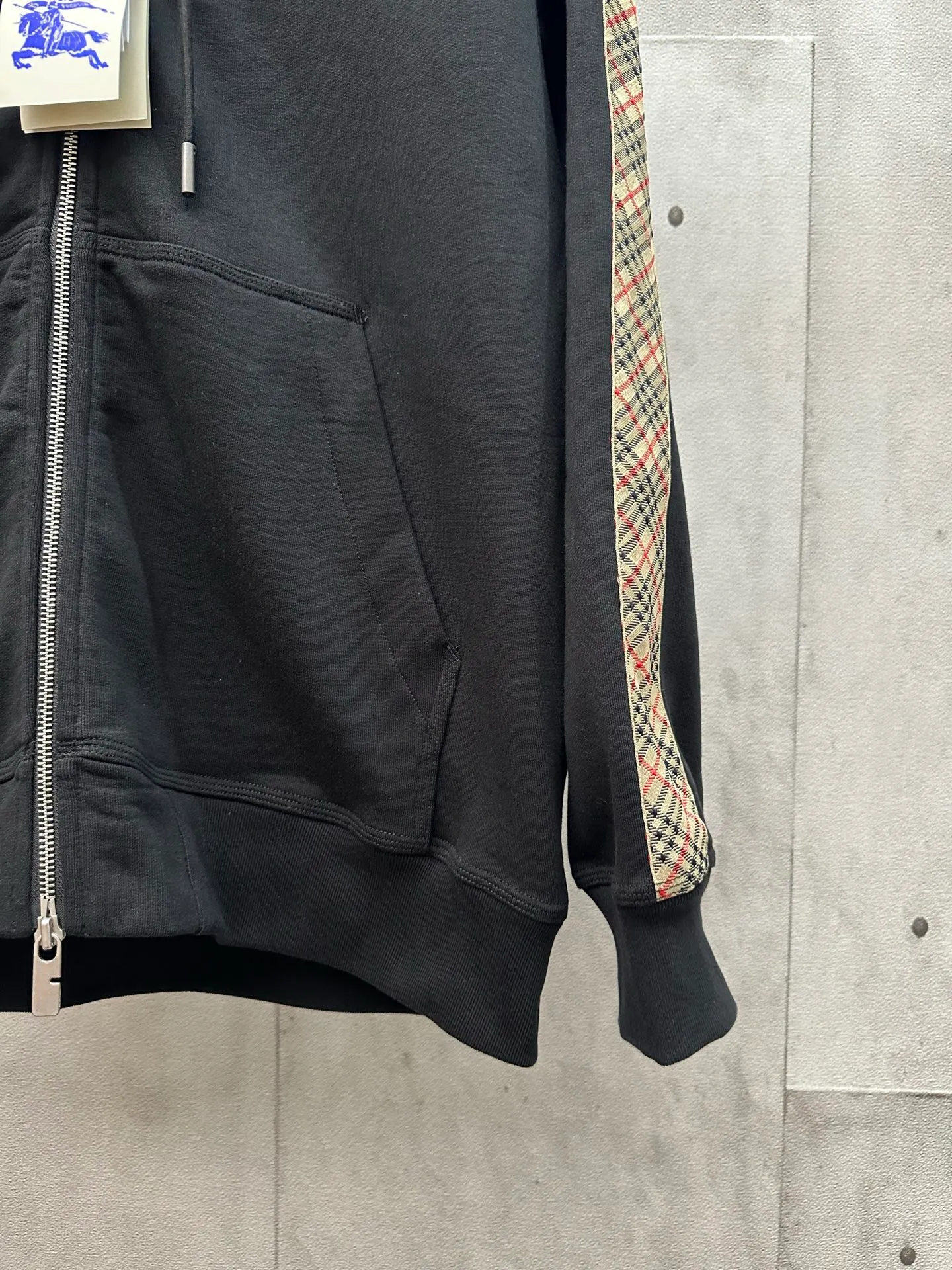 BURBERRY ： ， ， Wear-Resistant， 。 ， ， ， 。 ， ， 1： ， ， ， ， 。 2： 、 、 ， ， ， ， ， ±0.1mm 。 ： SIZE: S M L XL